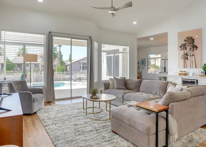Pool + Lakefront: Upscale Getaway * Glendale