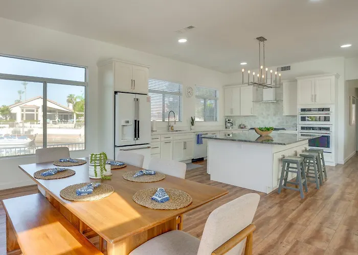 Pool + Lakefront: Upscale Getaway Dom wakacyjny Glendale