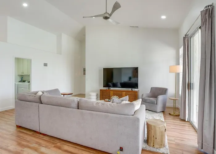 Pool + Lakefront: Upscale Getaway Glendale