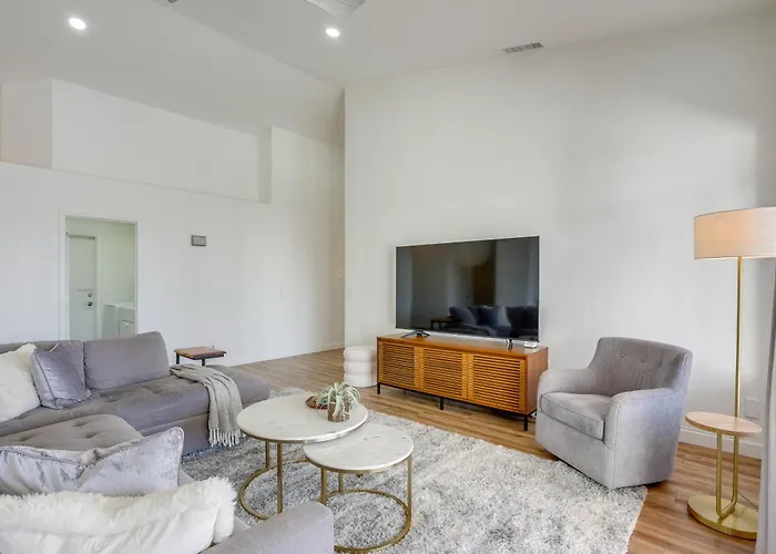 Pool + Lakefront: Upscale Getaway Dom wakacyjny Glendale