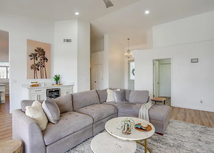 Pool + Lakefront: Upscale Getaway