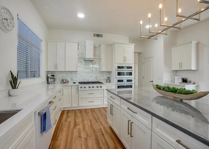 Pool + Lakefront: Upscale Getaway Glendale