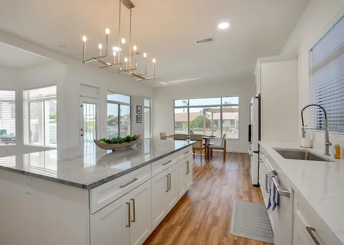 Pool + Lakefront: Upscale Getaway * Glendale