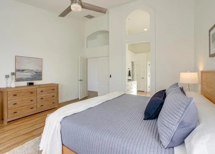 Pool + Lakefront: Upscale Getaway Glendale