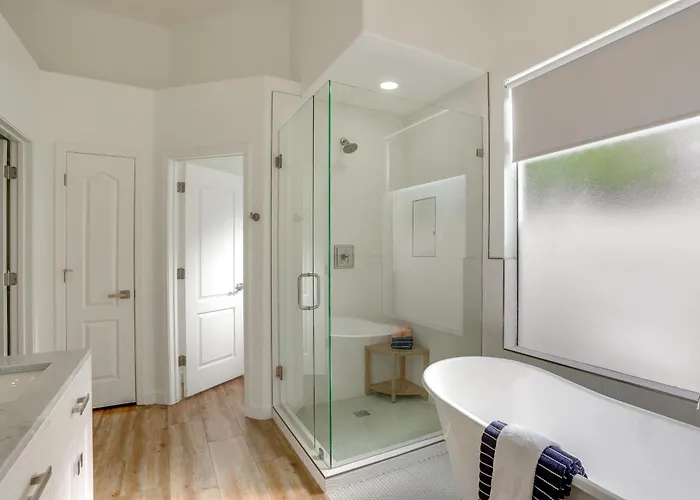 Pool + Lakefront: Upscale Getaway