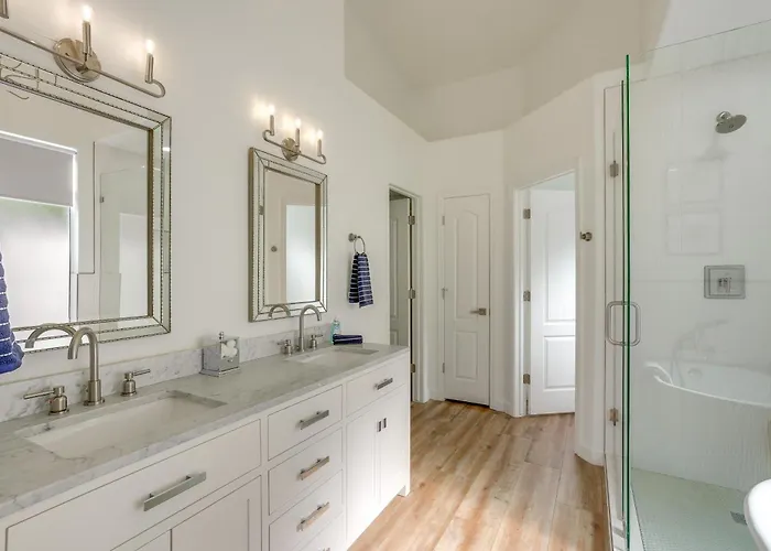 Dom wakacyjny Pool + Lakefront: Upscale Getaway Glendale