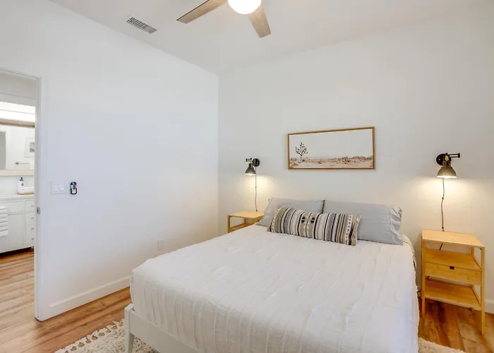 Pool + Lakefront: Upscale Getaway Glendale