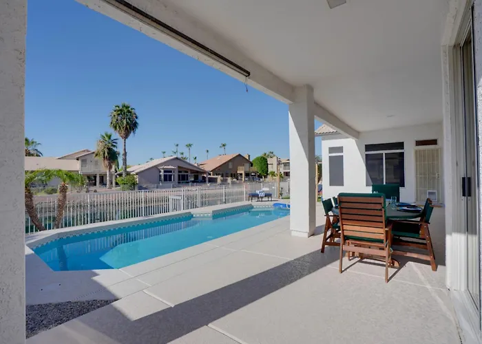 Pool + Lakefront: Upscale Getaway Dom wakacyjny Glendale