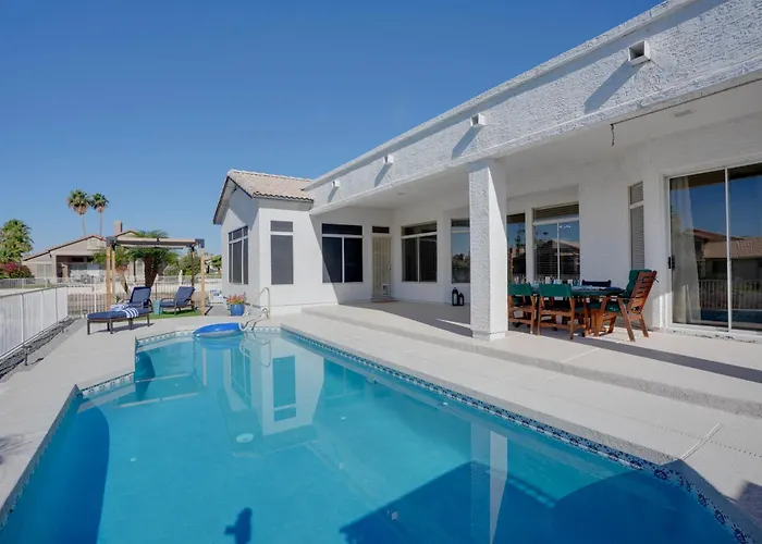 Pool + Lakefront: Upscale Getaway Glendale