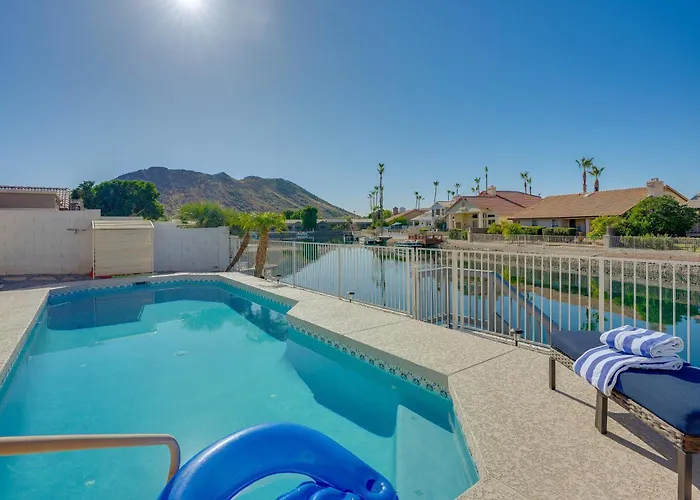 Pool + Lakefront: Upscale Getaway Glendale