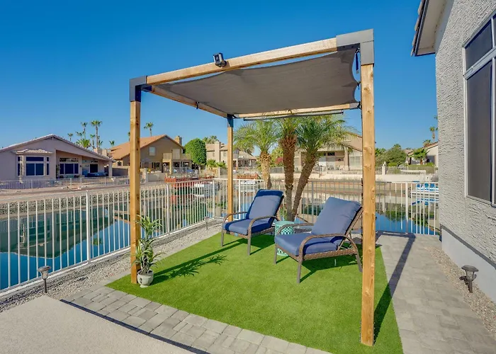 Dom wakacyjny Pool + Lakefront: Upscale Getaway Glendale
