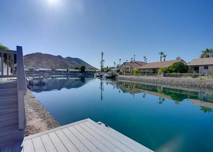 Pool + Lakefront: Upscale Getaway
